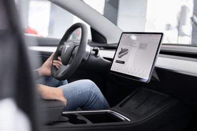 Tesla Model 3에 휴대폰을 연결하는 방법은?
